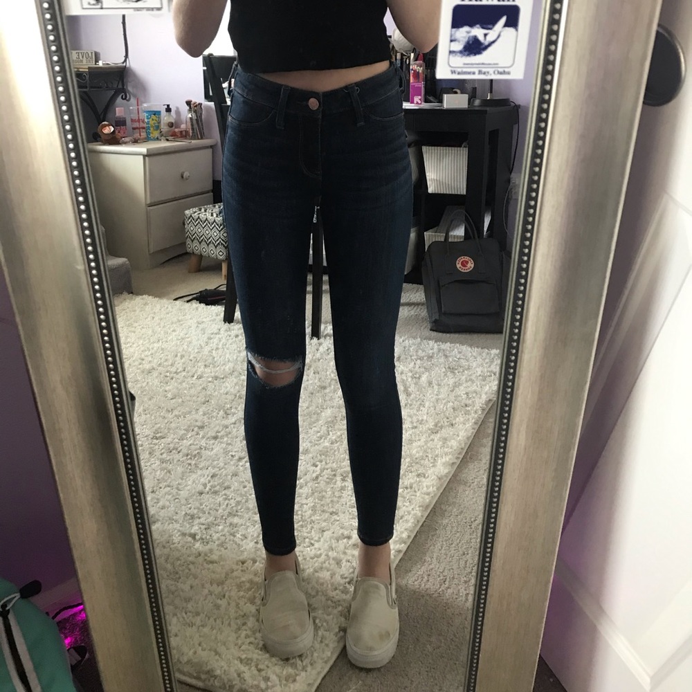 HOLLISTER low rise dark wash distressed knee jeans
